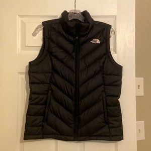Womens North Face puffer vest. Size medium. Great condition